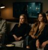 Foto de grupo elegante assistindo a streaming em sala de estar moderna com atmosfera cinematográfica