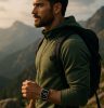 Imagem editorial cinematográfica de atleta usando um smartwatch robusto em uma paisagem de montanha